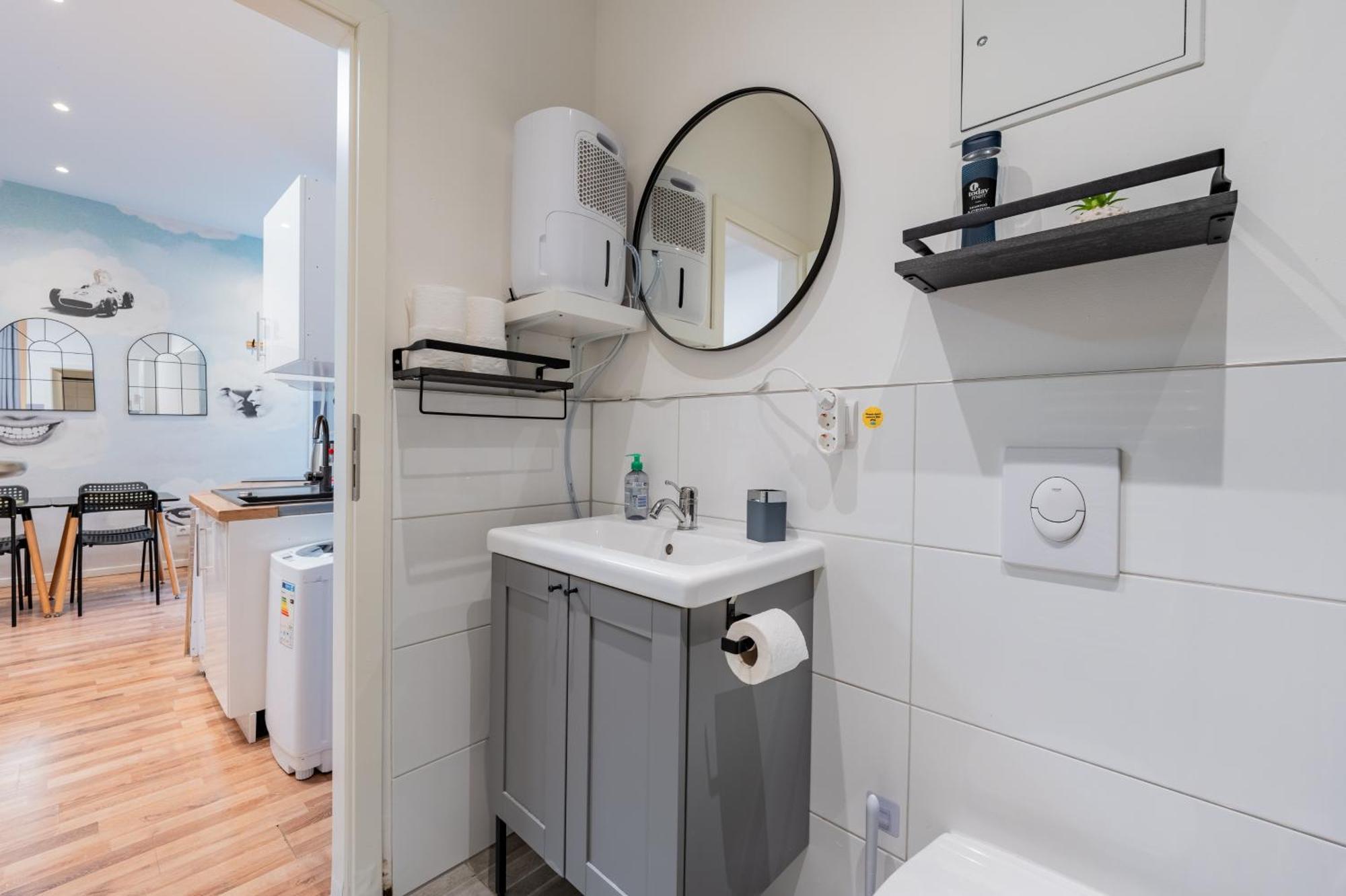 2 Bedroom Flat In Trendy Area / Self Check-in Berlijn